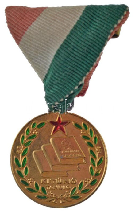 ~1960. 'Kitűnő Tanuló' zománcozott, aranyozott Al kitüntetés mellszalagon T:1-