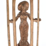 Józsa Lajos (1944-) Kalapos hölgy ablakban. Bronz, márvány talpon. Jelzett. 20 cm