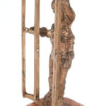 Józsa Lajos (1944-) Kalapos hölgy ablakban. Bronz, márvány talpon. Jelzett. 20 cm - Image 2