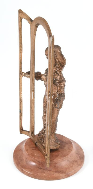 Józsa Lajos (1944-) Kalapos hölgy ablakban. Bronz, márvány talpon. Jelzett. 20 cm - Image 2