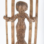 Józsa Lajos (1944-) Kalapos hölgy ablakban. Bronz, márvány talpon. Jelzett. 20 cm - Image 3