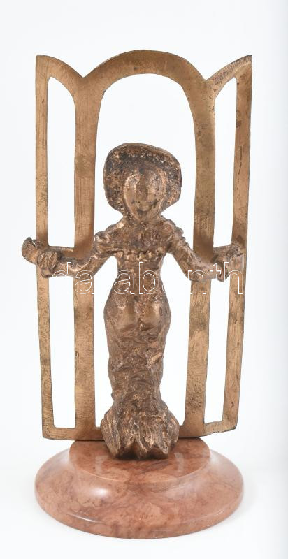 Józsa Lajos (1944-) Kalapos hölgy ablakban. Bronz, márvány talpon. Jelzett. 20 cm - Image 3