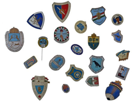 21db-os, főleg iskolajelvényekből álló tétel, közte 'Kispesti M. Kir. Álél. Deák Ferenc Reálgimnázium' zománcozott bronz jelvény + 'Petőfi Sándor Gimnázium Budapest' zománcozott bronz jelvény + 'Református Leányegyesület -