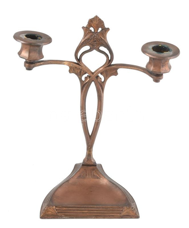 Szeccesziós kétkarú ón gyertyatartó,korának megfelelő állapotban,ón patkó alakú talpon. 24 cm