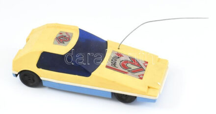 Autó modell Rally 12. Vintage-CCCP jelzéssel, kétszínű plasztik játékautó, alján elemtartóval,valaha távirányított (távirányító hiányzik),antennával, jó állapotban. 20x 9cm