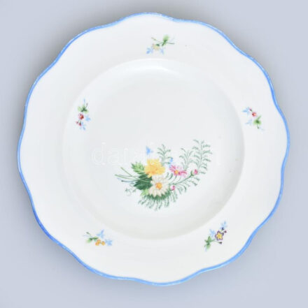 Virágmintás kézzel festett porcelán tál, jelzés nélkül, kopásnyomokkal, d: 30 cm