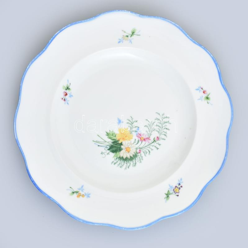 Virágmintás kézzel festett porcelán tál, jelzés nélkül, kopásnyomokkal, d: 30 cm