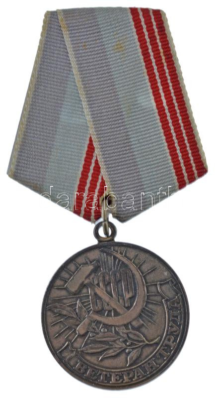Szovjetunió 1979. 'A munka veteránja' ezüstözött tombak kitüntetés mellszalaggal T:2 Soviet Union 1979. 'Veteran of Labor' silver plated tombac decoration on ribbon C:XF