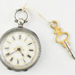 Ezüst (Ag) női zsebóra. Kulcsos, XIX. sz. vége. Jelzett, hibátlan számlappal, működő, jó állapotban d: 34 mm