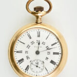 Elgin nagy méretű zsebóra, aranyozott fém tokkal, enyhén kopott számlappal, működő, jó állapotban d: 54 mm Csavaros hátlappal