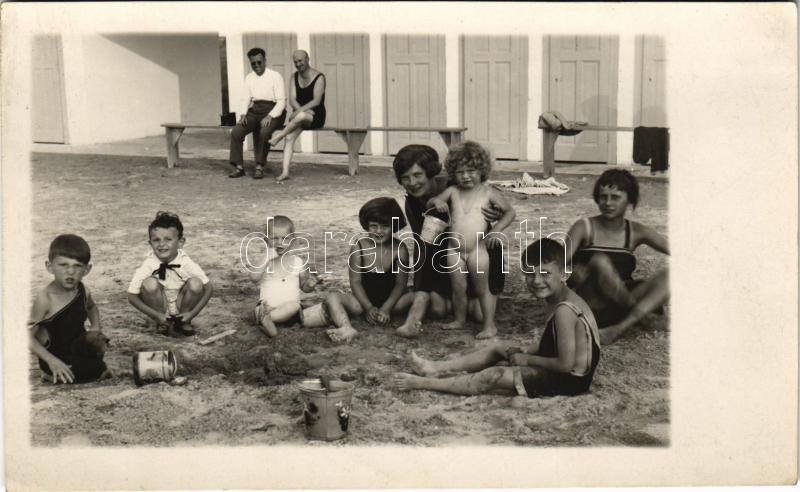 1928 Zamárdi, Balatonzamárdi; homokozó gyerekek a strandon. Schäffer Gyula fényképész, photo
