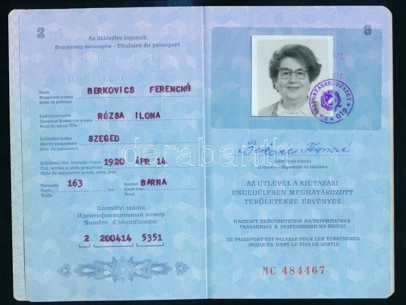 cca 1975-1990 3 db Magyar Népköztársaság útlevél, egyik 1990. május. 15. keltezésű és valutalappal! - Image 2