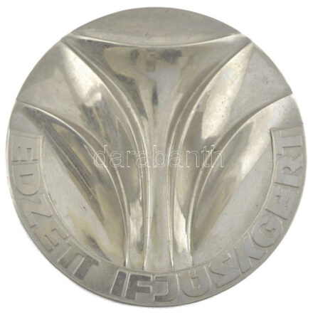 ~1960-1970. 'Edzett ifjúságért' egyoldalas fém emlékérem hátoldalán két rögzítőlyukkal (125mm) T:1-