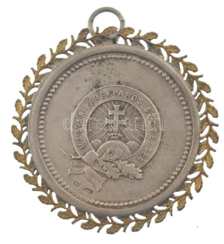 ~1930. 'Magyar Kerékpáros Szövetség' kétoldalas, jelzett Ag kerékpáros díjérem füllel, 'HP' beütéssel és aranyozott díszítménnyel, Hawel BP gyártói jelzéssel (23,92g/0,800/45mm) T:1-