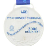 2006. 'Úszó-Európa-bajnokság' Herendi porcelán szinkronszúszó díjérem szalaggal, bronzérem (85mm) T:1- - Image 2