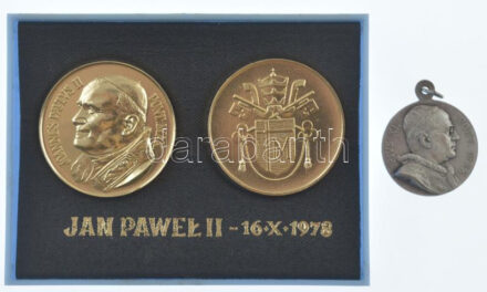 Lengyelország DN 'II. János Pál pápa' kétoldalas Al emlékérem (2x) eredeti tokban (30mm) + 'XI. Pius' kétoldalas emlékérem füllel (22mm) T:1,1- tok szétvált Poland ND 'Joannes Paulus II Pontimax' two sided Al commemorative medallion