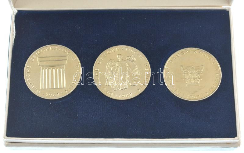 Német Demokratikus Köztársaság 1967. 'Berlin' 3xklf kétoldalas Cu-Ni emlékérme dobozban (27mm) T:1- ujjlenyomat German Democratic Republic 1967. 'Berlin' 3xdiff two sided commemorative medallions in case (27m) T:AU fingeprint - Image 2