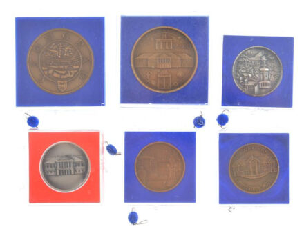 6 darabos Magyar Éremgyűjtők Egyesülete által kiadott bronz emlékérem, közte 'Keszthely','Makó' (2xklf) plombált tokokban (32mm,43mm) T:1 egyik plomba hiányzik
