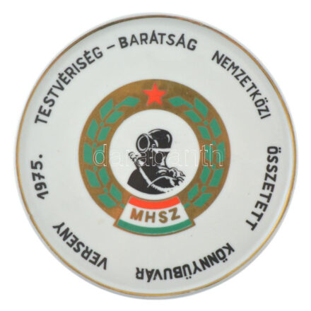 1975. 'MHSZ Testvériség - Barátság Nemzetközi Összetett Könnyübúvár Verseny 1975.' egyoldalas Hollóházi porcelán díjérem (132mm) T:1-