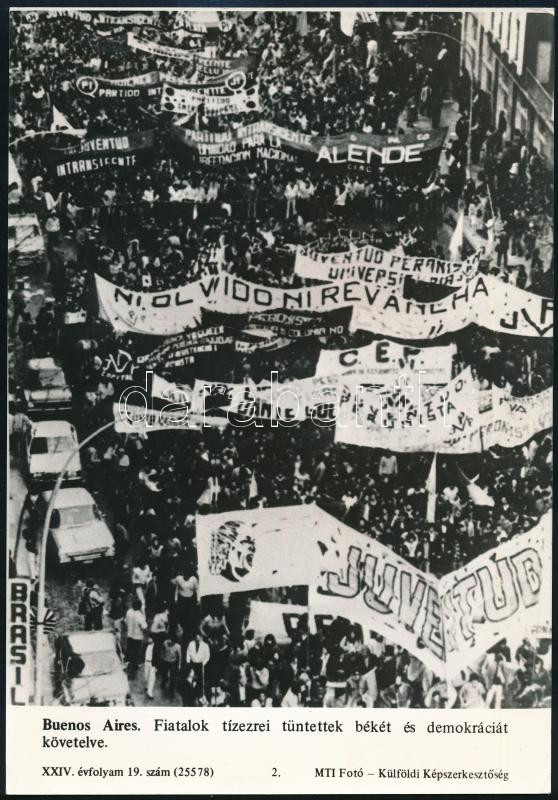 Buenos Aires. Fiatalok tízezrei tüntettek békét és demokráciát követelve. XXIV. évfolyam 19. szám (25578) MTI Fotó - Külföldi Képszerkesztőség. Jó állapotban. 27x18,5 cm / Tens of thousands of young people demonstrated demanding