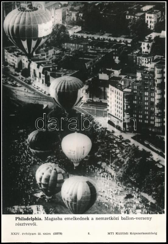 Philadelphia. Magasba emelkednek a nemzetközi ballon-verseny résztvevői. XXIV. évfolyam 22. szám (25578) MTI- Külföldi Képszerkesztőség. Jó állapotban. 27x18,5 cm / Philadelphia. The participants in the international balloon race are