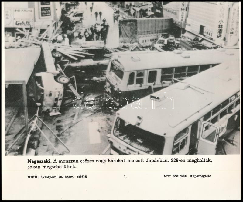 Nagaszaki. A monszun-esőzés nagy károkat okozott Japánban. 329-en meghaltak, sokan megsebesültek. XXIII. évfolyam 23. szám (25578) MTI Külföldi Képszolgálat. Jó állapotban. 20,5x24 cm / Nagasaki. The monsoon rains caused extensive