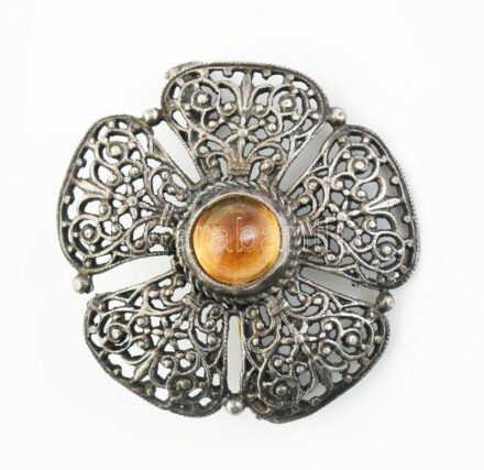 Ezüst (Ag) melltű kő berakással, jelzett, kissé sérült, br. 8,12 g, d: 3,5 cm