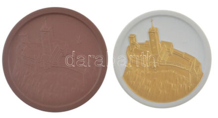 Német Demokratikus Köztársaság 1967. 'Wartburg' 2xklf jelzett meisseni porcelán érem (67mm,63mm) T:1- folt Germany Democratic Republic 1967. 'Wartburg' 2xdiff hallmarked porcelain commemorative medallion (67mm,63mm) CAU spotted