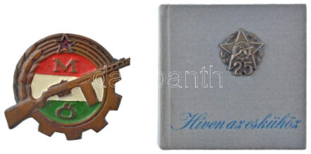 ~1957. 'Munkásőr' festett Cu szolgálati jelvény '13826' sorszámmal (41x53mm) + 'Híven az eskühöz' minikönyv jelvényes címlappal (52x51mm) T:1- patina