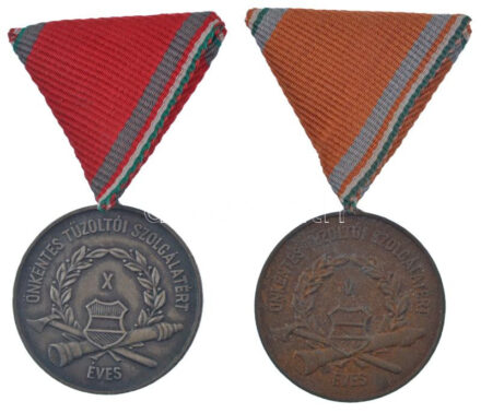 1958. 'V Éves Önkéntes Tűzoltói Szolgálatért' bronz kitüntetés, eredeti mellszalagon + 'X Éves Önkéntes Tűzoltói Szolgálatért' fém kitüntetés, eredeti mellszalagon T:2-,2