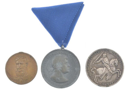 1902. 'Kossuth Lajos - 1802-1902' kétoldalas vert bronz érem + 1940. 'Erdélyi részek felszabadulásának emlékére' Zn emlékérem nem eredeti mellszalagon. Szign.: Berán Lajos + 1941. 'Délvidéki Emlékérem' Zn emlékérem mellszalag