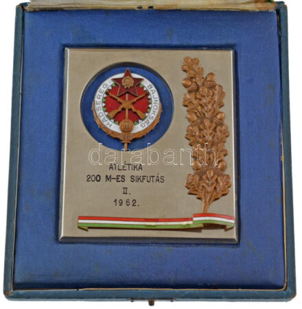 1962. 'Hadsereg Bajnokság - Atlétika 200m-es síkfutás II.' részben zománcozott bronz rátétes 1961-es évszámos jelvénnyel, krómozott fém díjplakett eredeti dobozban (102x92mm) T:2 zománchiány, restaurálva