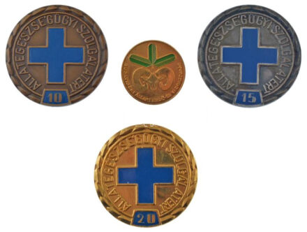 ~1975. 'Budavidéki Állami Erdő és Vadgazdaság' aranyozott, festett bronz jelvény (31mm) + Állategészségügyi szolgálatért 10 - 15 - 20 év' 3xklf aranyozott, ezüstpatinázott műgyantás bronz érem (50mm) T:1-