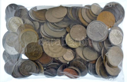 ~700g vegyes magyar és külföldi érmetétel, közte Amerikai Egyesült Államok, Franciaország, Olaszország, Nagy-Britannia stb. T:vegyes ~700g mixed hungarian and foreign coin lot among them coins from the USA, France, Italy, Great Britain