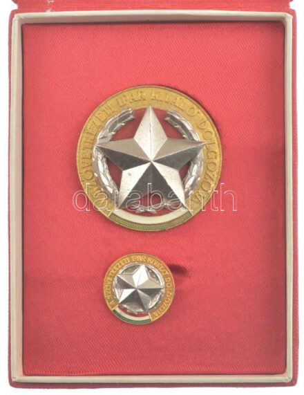 ~1975. 'A szövetkezeti ipar kiváló dolgozója' aranyozott, rátétes műgyantás jelvény miniatűrrel, tokban (41mm) T:1-