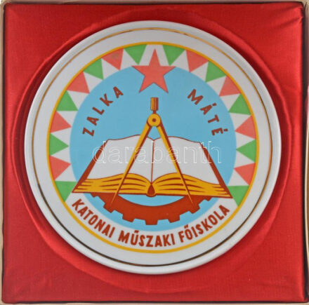 1967. 'Zalka Máté Katonai Műszaki Főiskola' aranyozott, festett jelvény (23mm) + 'Zalka Máté Katonai Műszaki Főiskola' porcelán plakett 'Hollóháza Hungary' gyártói jelzéssel, eredeti dobozban T:1 sérült doboz
