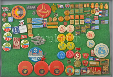 ~80 darabos vegyes jó állapotú külföldi kitűző tétel műanyag tálcán ~80 pieces mixed foreign pin lot in plastic tray