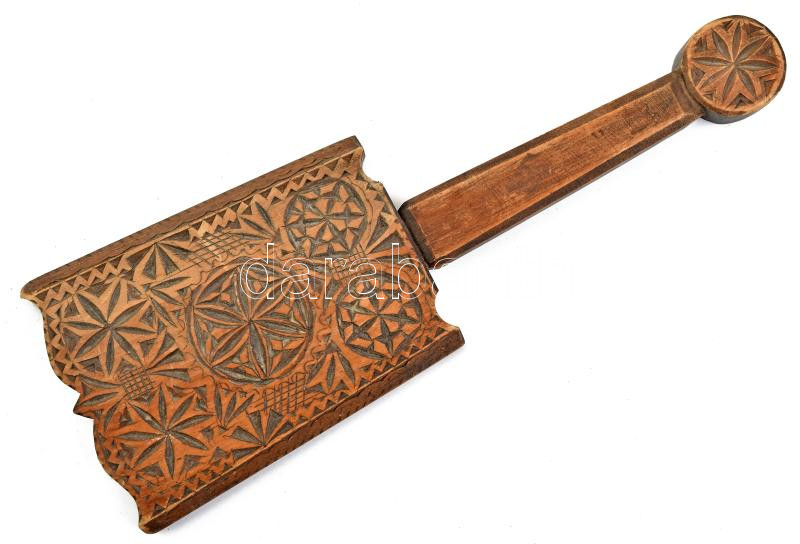 Faragott fa dísztárgy vagy sulyok, falra akasztható, kopásnyomokkal. m: 32,5 cm
