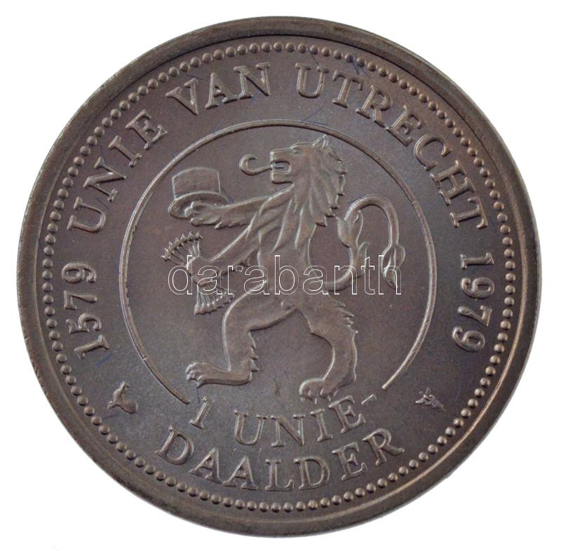 Hollandia 1979. '400 éves az Utrechti Unió' Cu-Ni kétoldalas emlékérem eredeti dísztokban (25mm) T:1 Netherlands 1979. '400th anniversary of the Utrecht Union' two-sided Cu-Ni medallion in original case (25mm) C:UNC - Image 2