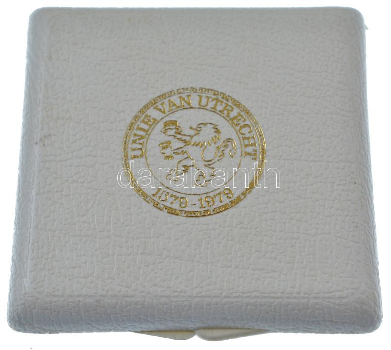 Hollandia 1979. '400 éves az Utrechti Unió' Cu-Ni kétoldalas emlékérem eredeti dísztokban (25mm) T:1 Netherlands 1979. '400th anniversary of the Utrecht Union' two-sided Cu-Ni medallion in original case (25mm) C:UNC - Image 3