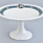 Hüttl Tivadar Budapest: Népi szecessziós talpas kínáló, kézzel festett porcelán, jelzett, minimális hajszálrepedéssel, d: 23,5 cm, m: 13 cm