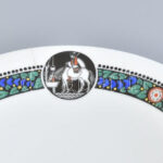 Hüttl Tivadar Budapest: Népi szecessziós talpas kínáló, kézzel festett porcelán, jelzett, minimális hajszálrepedéssel, d: 23,5 cm, m: 13 cm - Image 2