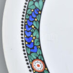 Hüttl Tivadar Budapest: Népi szecessziós talpas kínáló, kézzel festett porcelán, jelzett, minimális hajszálrepedéssel, d: 23,5 cm, m: 13 cm - Image 3