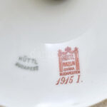 Hüttl Tivadar Budapest: Népi szecessziós talpas kínáló, kézzel festett porcelán, jelzett, minimális hajszálrepedéssel, d: 23,5 cm, m: 13 cm - Image 4