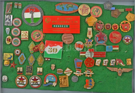 ~50-60 darabos vegyes magyar kitűző tétel műanyag tálcán ~50-60 pieces mixed magyar pin lot in plastic tray