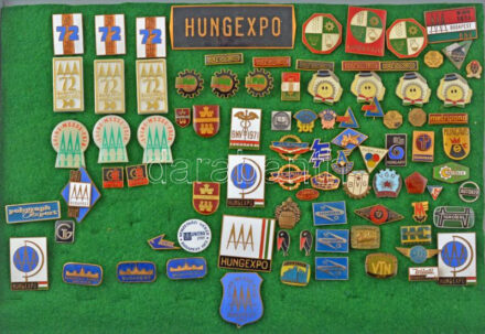 ~80 darabos vegyes magyar kitűző tétel műanyag tálcán ~80 pieces mixed magyar pin lot in plastic tray