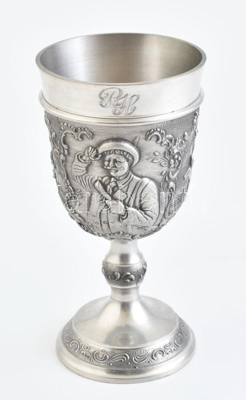 Ón vadászjelenetes talpas pohár, jelzett, hibátlan, m: 16 cm