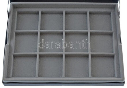 Érmetartó kazetta összesen 12, 50x50mm-es férőhellyel. Használt állapotban.