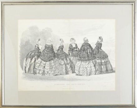 Les Modes Parisiennes divatillusztrációja, 1850 körül. Acélmetszet, papír. Jelzett a metszeten. Lap alján kisebb szakadással. Üvegezett fakeretben. 27x37 cm.