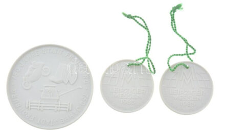 Német Demokratikus Köztársaság 1983. 'Frohburg 1233-1983' jelzett meisseni porcelán érem (65mm) + 1985. 'Lipcsei vásárok / Meissen 1710-1985' jelzett meisseni porcelán érem (41mm) T:1 German Democratic Republic 1983. 'Frohburg 1233-1983'